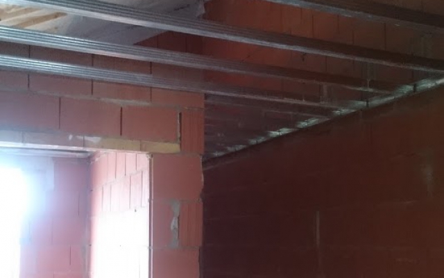Vrijdragende plafond op metalen frame